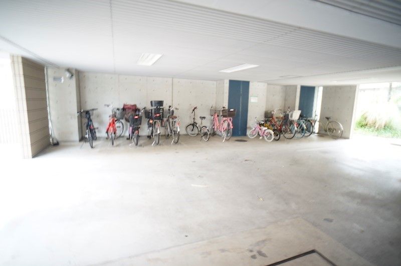 �y���̑����L�����z�@���ԏ�̉��ɂ͒��֏ꂪ����܂��B�o�C�N�͑��k�B