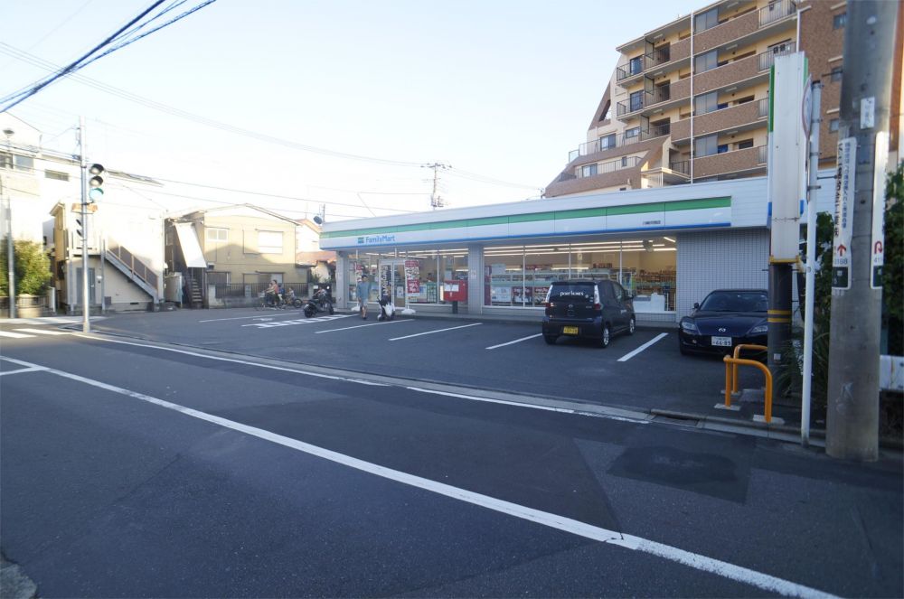 �y���Ӂz�@�t�@�~���[�}�[�g ��芡�h�X 438m