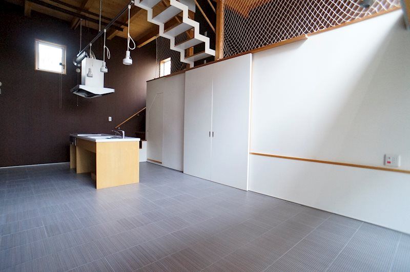 �y���ԁE���r���O�z�@���̓^�C������ł���