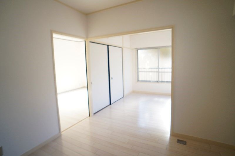 �y���ԁE���r���O�z�@�m���Ɛڑ����đ傫�ȃ��r���O�ɂȂ��Ă��܂��B