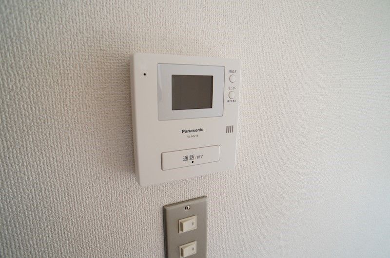 �y�Z�L�����e�B�z�@���j�^�[�t���C���^�[�z���ݒu�ς݂ł��B